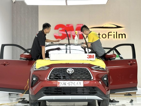 Việc thi công phim cách nhiệt cần được thực hiện đúng kỹ thuật và theo quy trình tiêu chuẩn, để đảm bảo hiệu quả cách nhiệt tối đa cũng như độ bền lâu dài