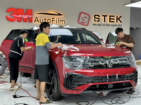PPF không chỉ đơn giản là dán lên bề mặt, mà cần được căn chỉnh chính xác để ôm sát từng đường cong của xe.