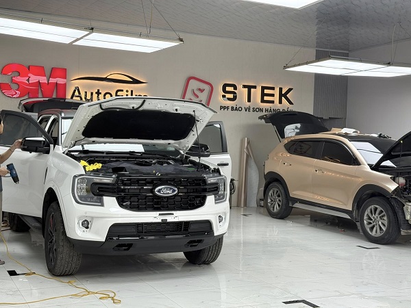 Wrap dán decal đổi màu xe ô tô cần được thực hiện theo quy trình bài bản với tiêu chuẩn kỹ thuật cao, để đảm bảo hiệu quả thẩm mỹ và độ bền lâu dài