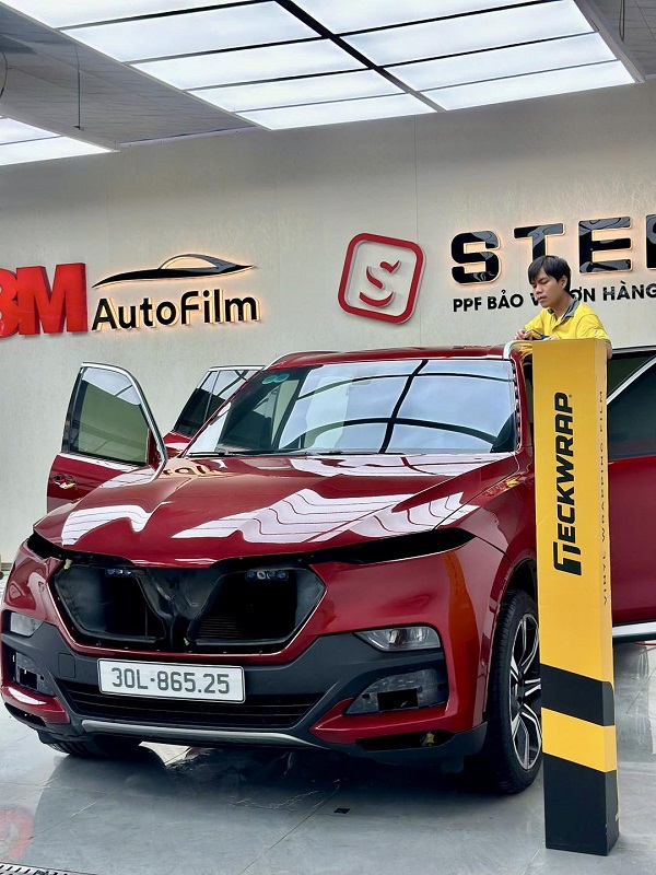 Wrap dán decal đổi màu xe ô tô tại Nghệ An không chỉ giúp thay đổi diện mạo xe nhanh chóng mà còn bảo vệ lớp sơn zin và thể hiện phong cách cá nhân rõ nét