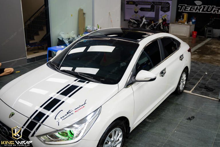 Hyundai Accent dán tem nóc capo kết hợp đổi màu nóc đen bóng