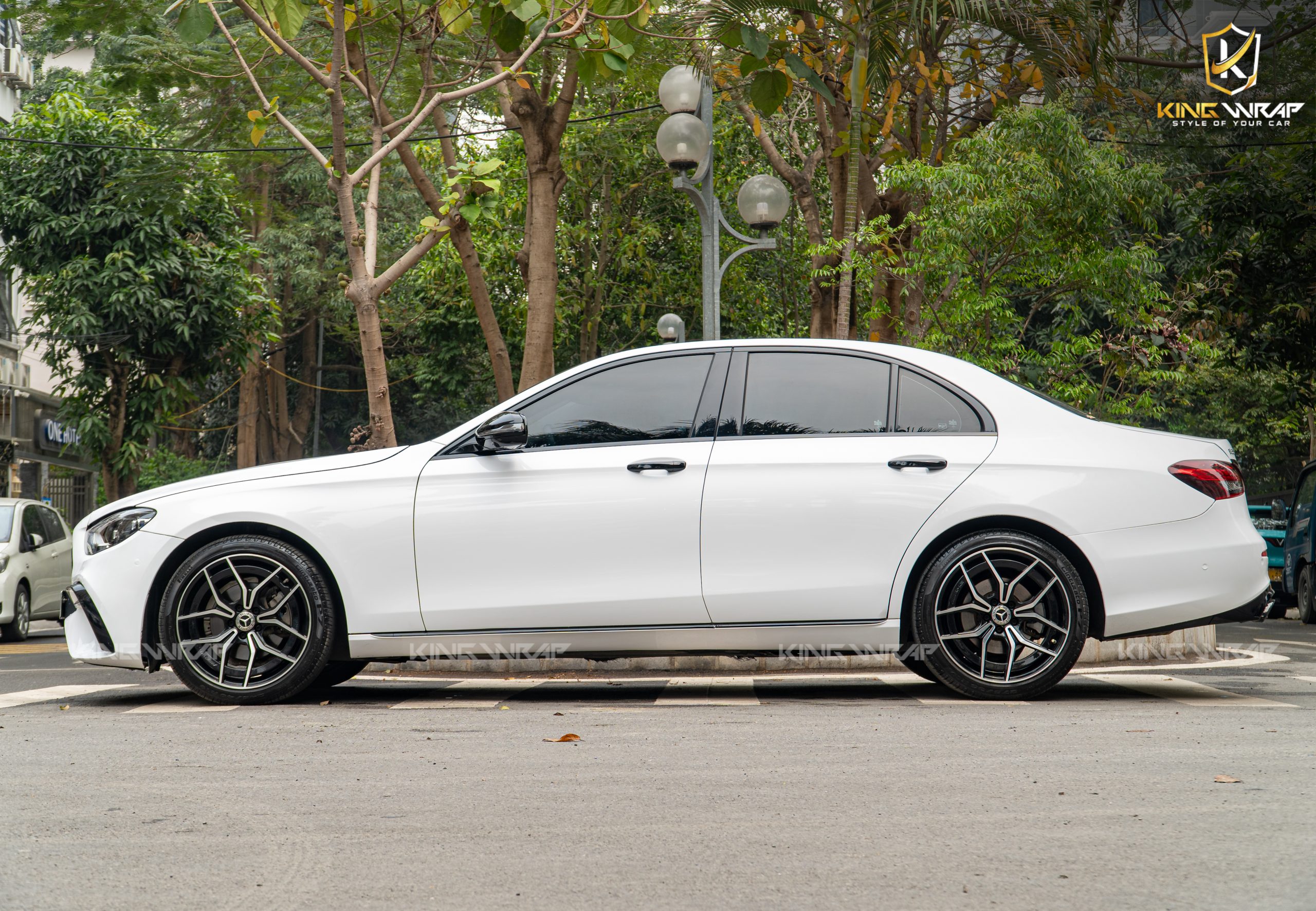 Dán đổi màu trắng Mercedes E300 thanh lịch, thời thượng