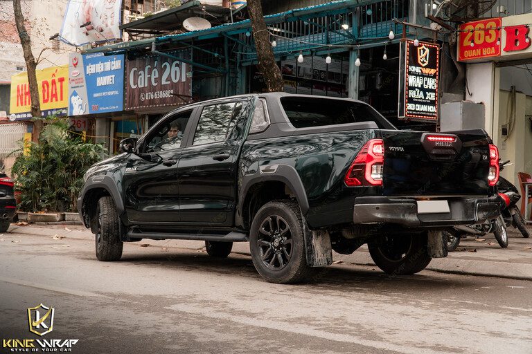 Dán đổi màu xanh đen Toyota Hilux
