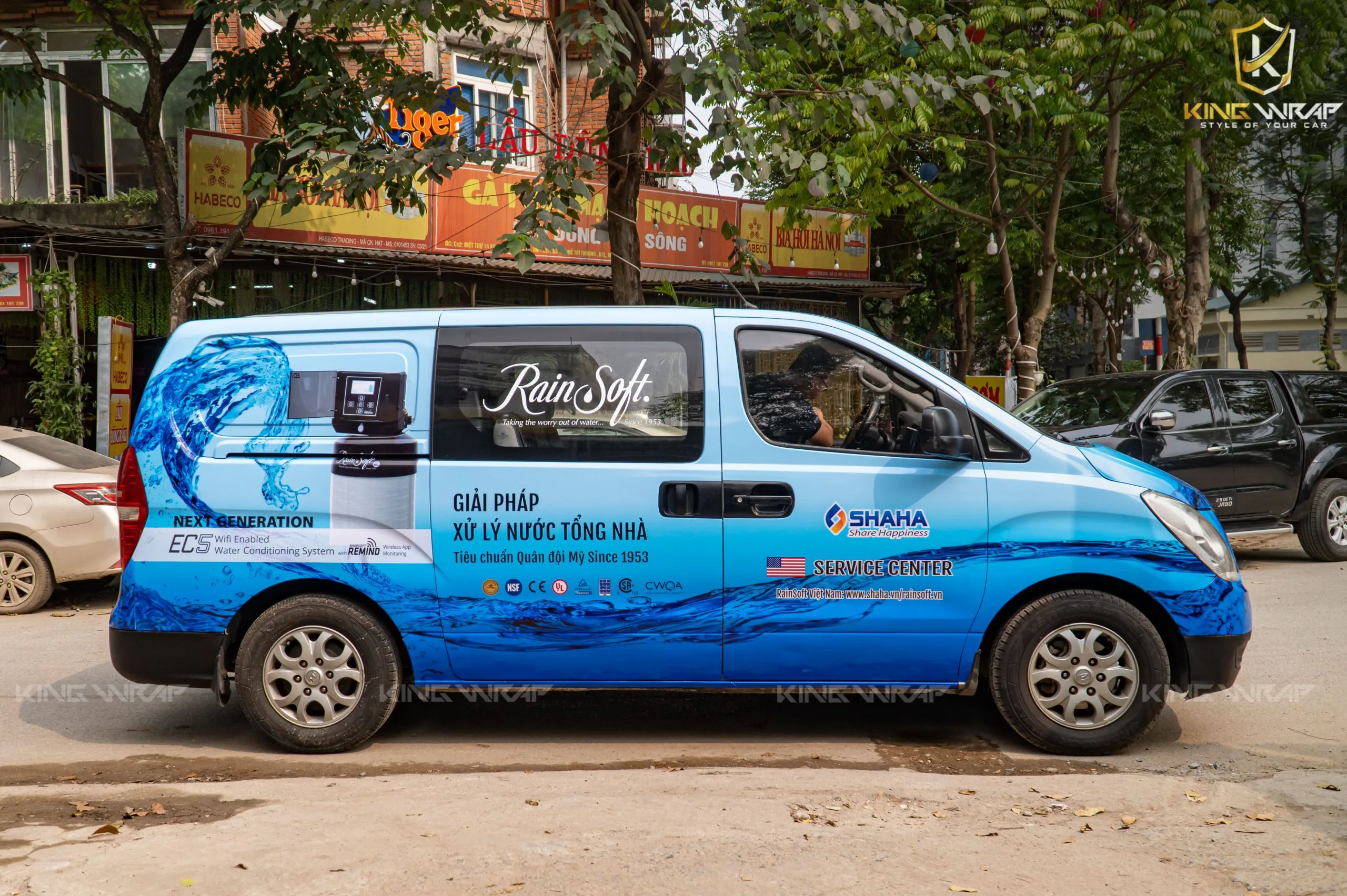 Có nên dán decal xe ô tô không? Chủ xe cần biết trước khi quyết định