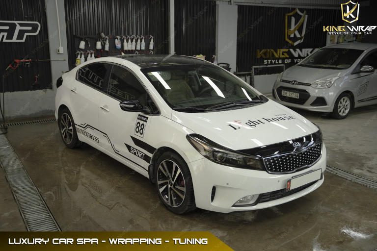 Dán tem sườn đơn giản đầy tinh tế Kia Cerato