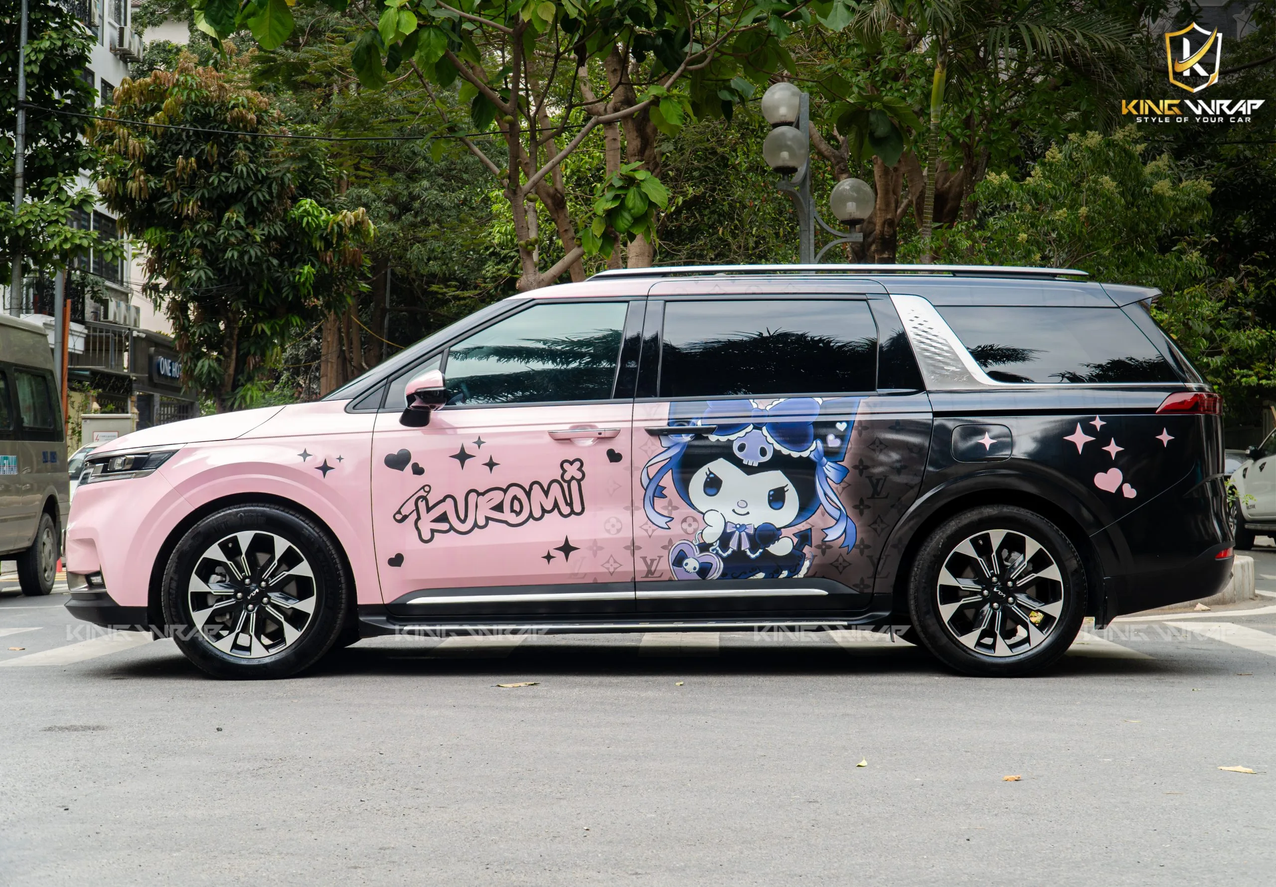Có nên dán decal xe ô tô không? Chủ xe cần biết trước khi quyết định