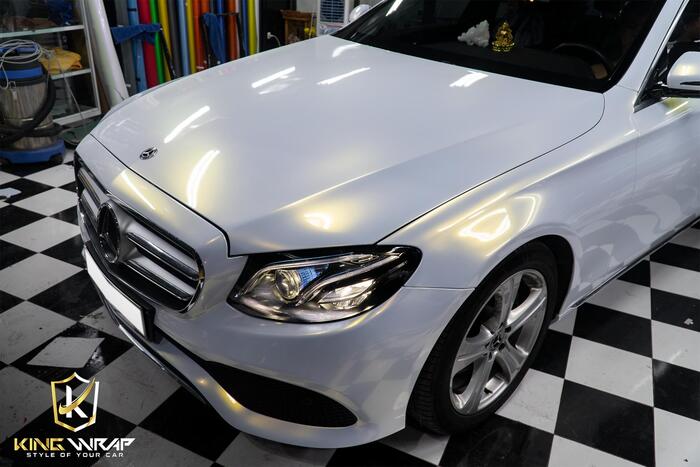 Dán decal đổi màu Merc E250 sang trắng ngọc trai ánh vàng