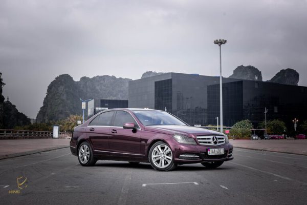 Dán đổi màu ô tô Mercedes C200 đỏ mận