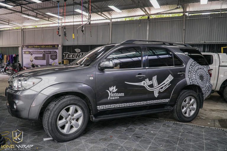 Toyota Fortuner lên tem sườn trống đồng siêu ấn tượng