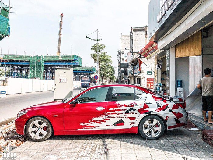 Dán decal tem xe oto đẹp giá rẻ BMW