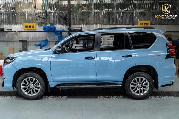Dán decal đổi màu xe Land Cruiser Prado – Sang trọng, đẳng cấp với xanh CG28HD Teckwrap