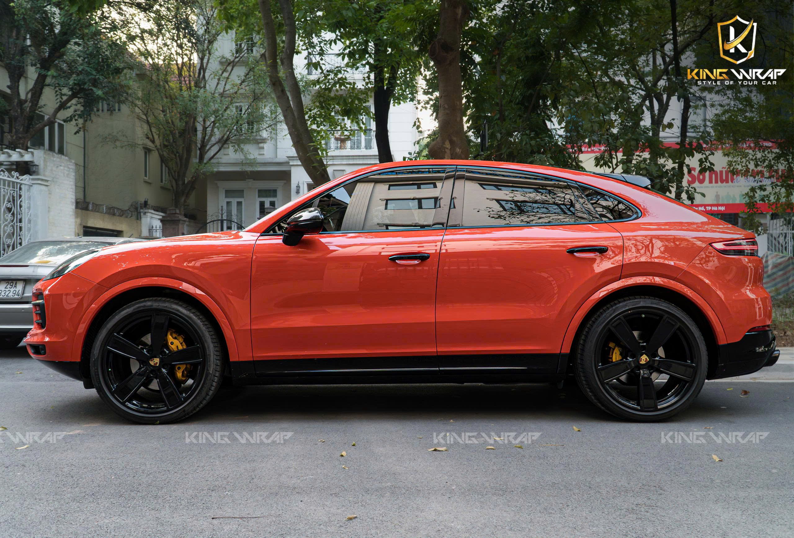 Porsche Cayenne dán đổi màu cam, nóc tay nắm đen bóng, gương carbon