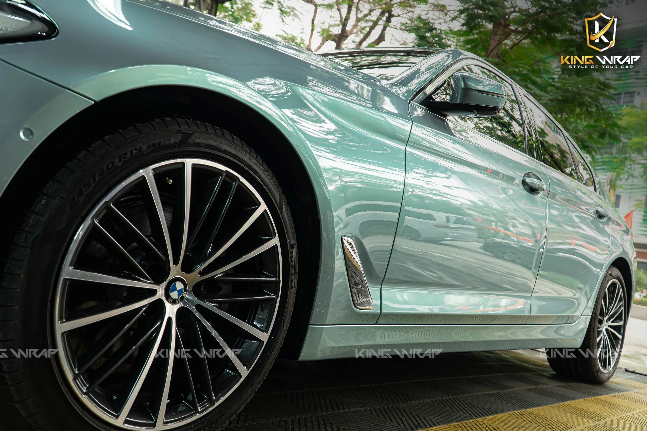 BMW 520i dán decal đổi màu Avery Dennison UWF-212G Tại Hoàng Kim Phát