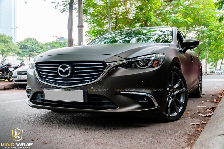 Dán đổi màu ô tô Mazda 6 từ trắng sang xám khói