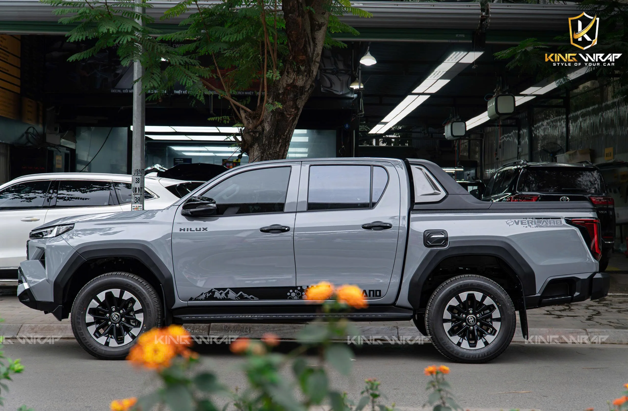 Toyota Hilux Dán đổi màu xám xi măng Teckwrap CG27HD - Dán phim cách nhiệt Photosync - Lót thảm sàn da 360 9D