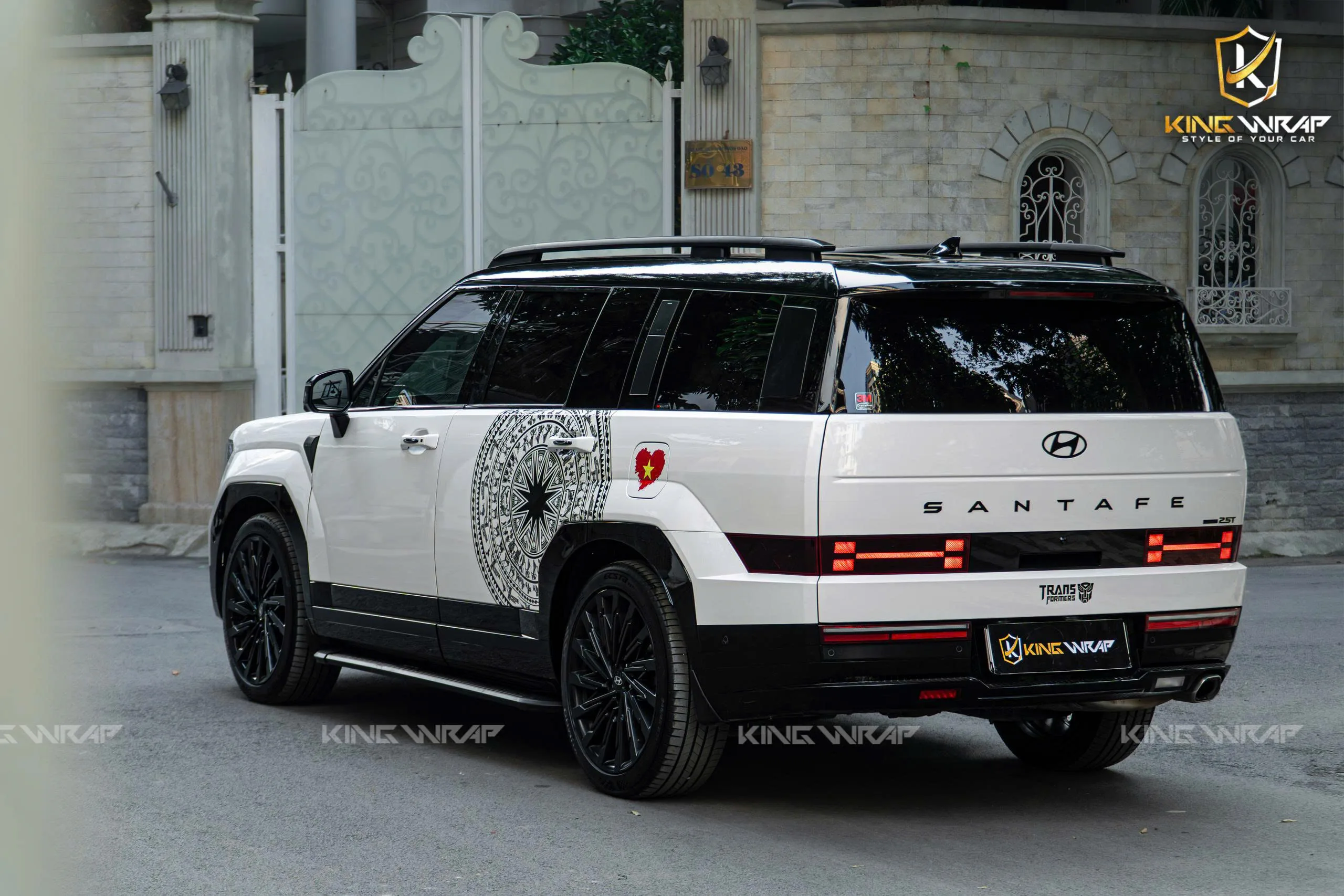 Có nên dán decal xe ô tô không? Chủ xe cần biết trước khi quyết định