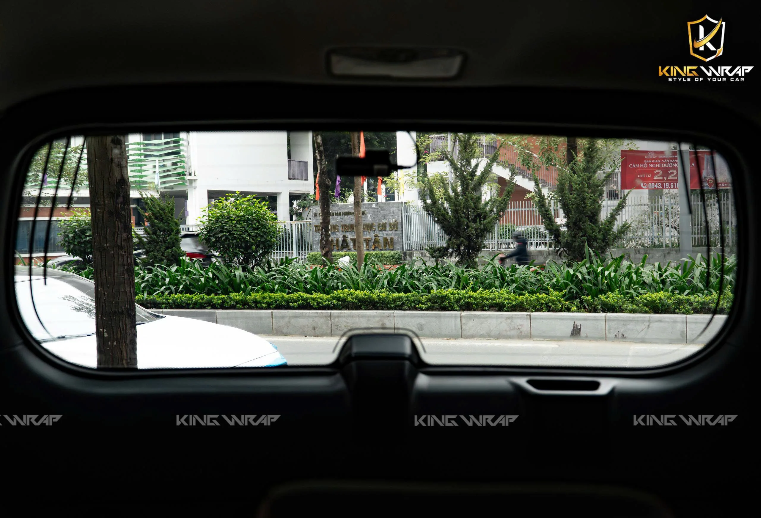 Nâng cấp toàn diện Land Cruiser Prado: Bọc da ghế, thảm sàn Nappa, phim cách nhiệt Photosync, độ đèn và camera hành trình