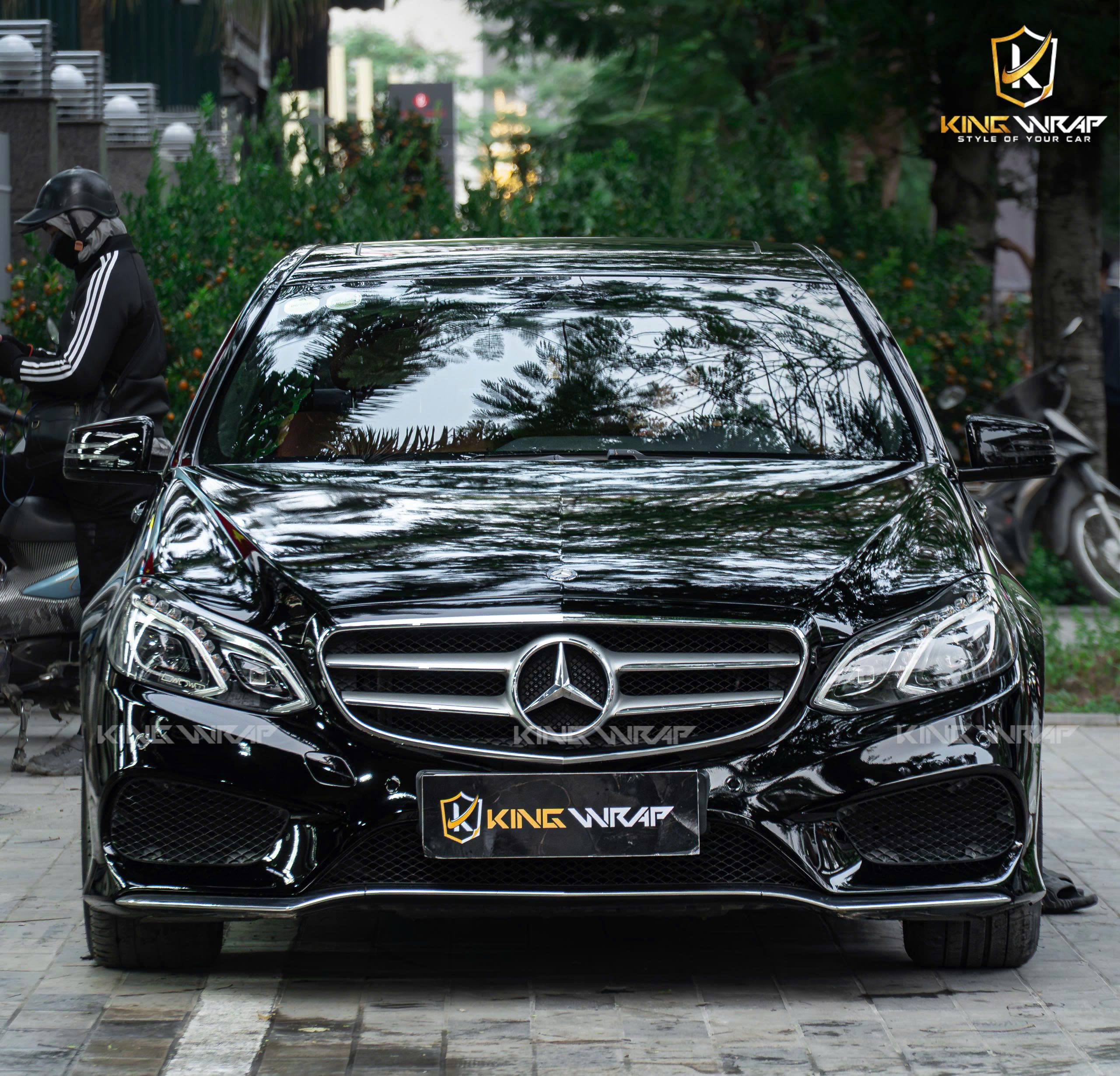 Nâng cấp Mercedes E250 với PPF đen Teckwrap, ghế da Nappa, vô lăng da bò Ý, thảm sàn Nappa