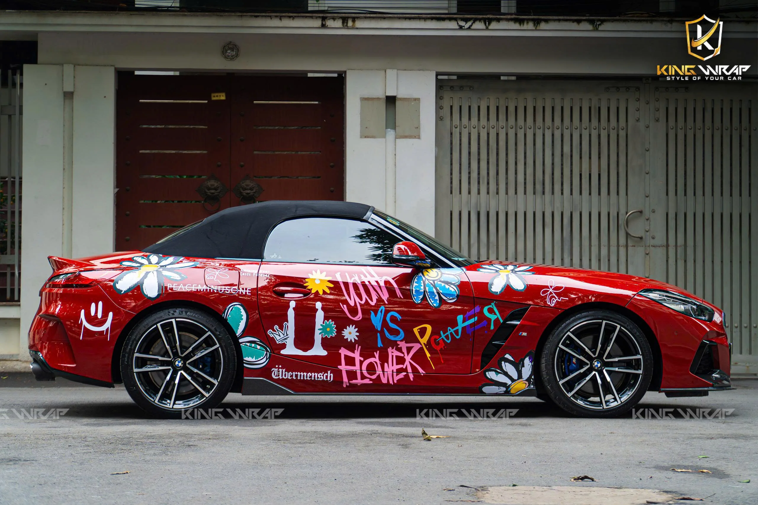 Có nên dán decal xe ô tô không? Chủ xe cần biết trước khi quyết định
