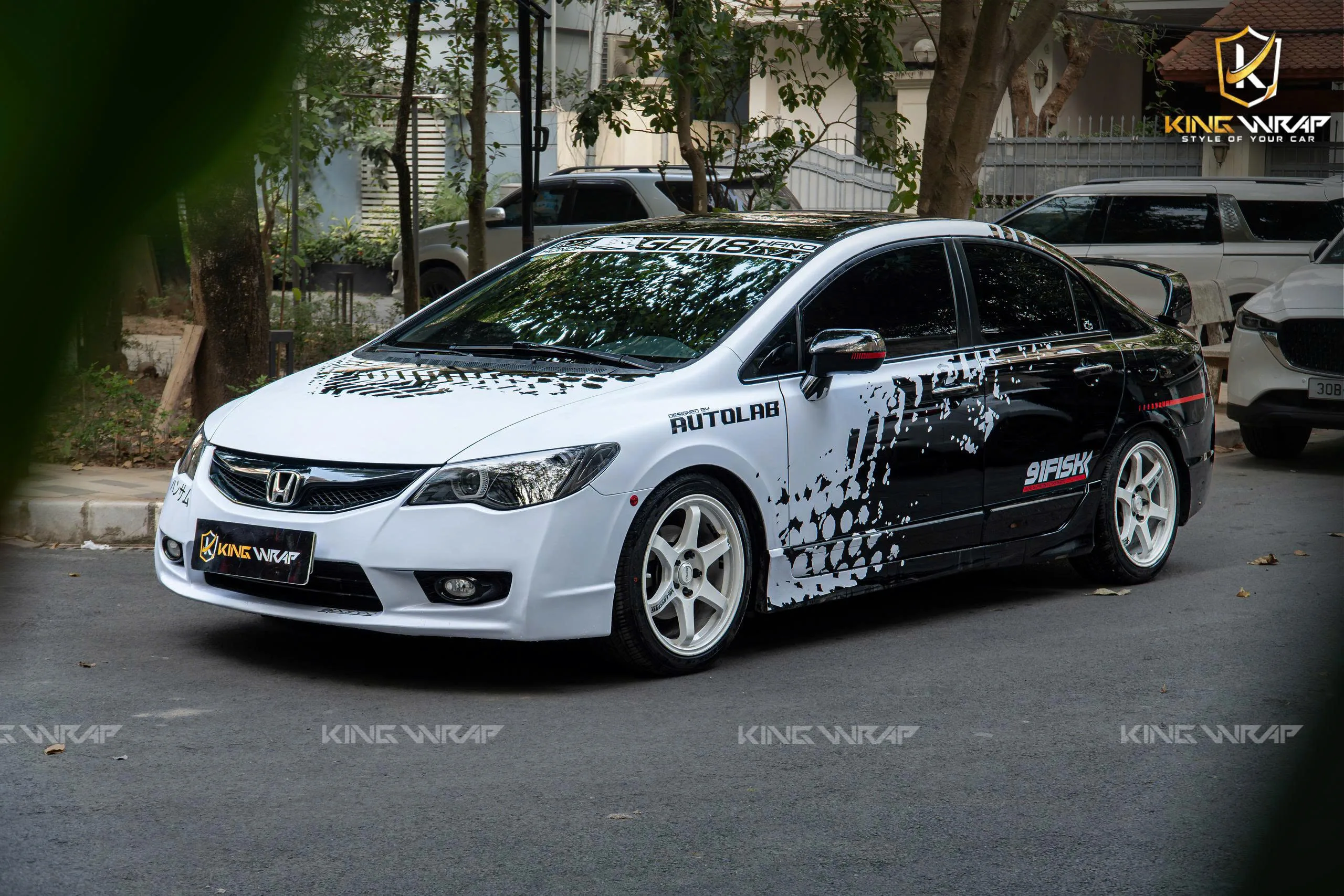 Có nên dán decal xe ô tô không? Chủ xe cần biết trước khi quyết định