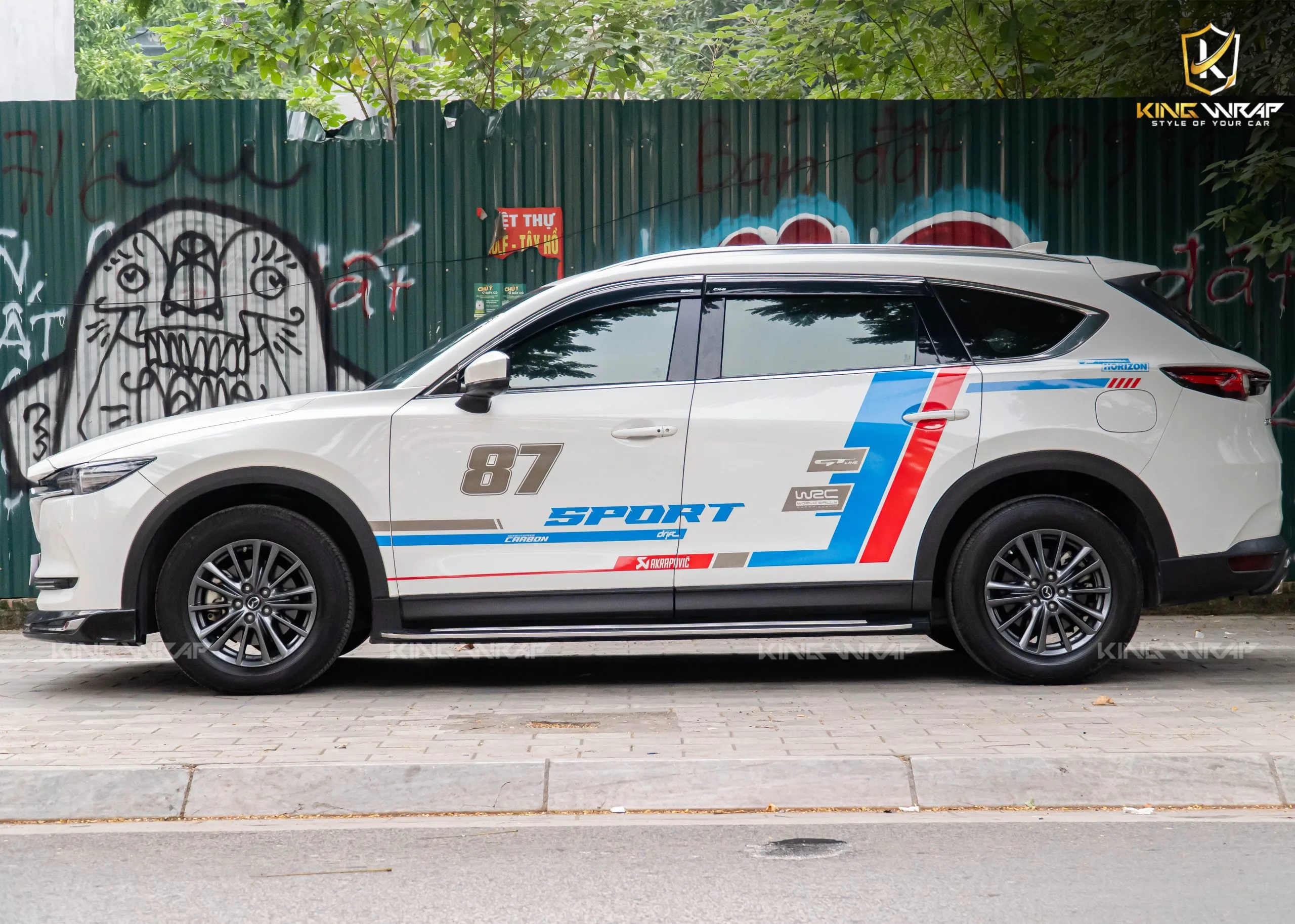 Có nên dán decal xe ô tô không? Chủ xe cần biết trước khi quyết định