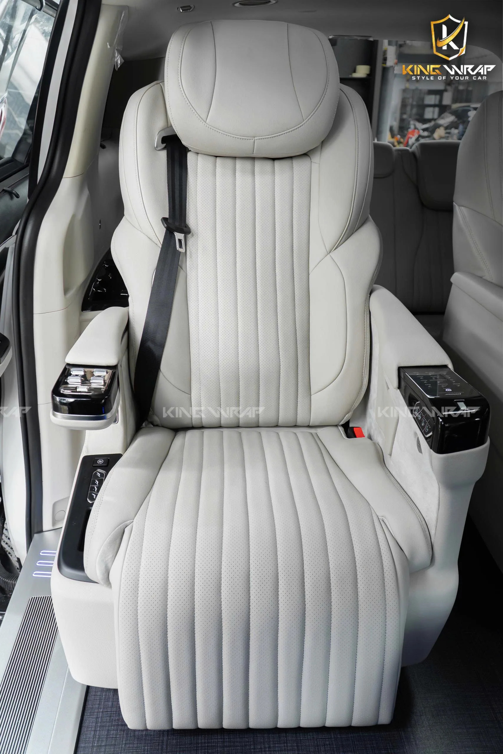 Độ ghế Limousine cho KIA Carnival tại Hoàng Kim Phát