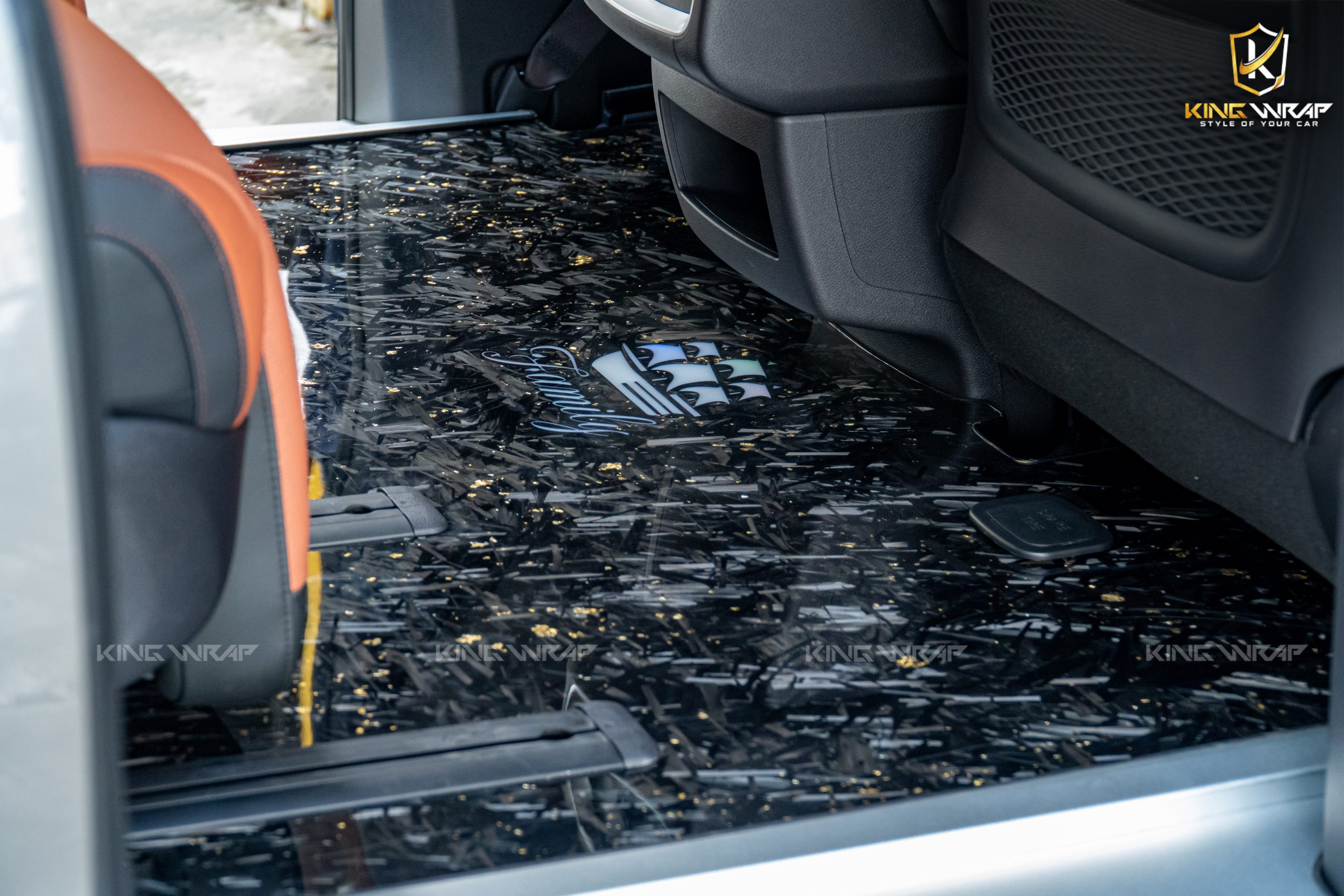Độ Sàn Carbon Lá Vàng Kia Carnival Sang Trọng – Đẳng Cấp