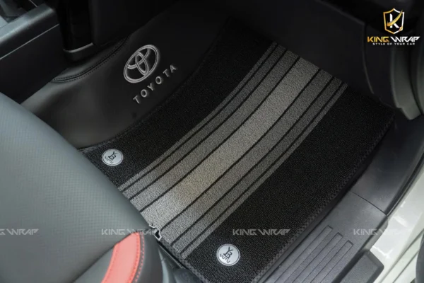 Nâng cấp toàn diện Land Cruiser Prado: Bọc da ghế, thảm sàn Nappa, phim cách nhiệt Photosync, độ đèn và camera hành trình