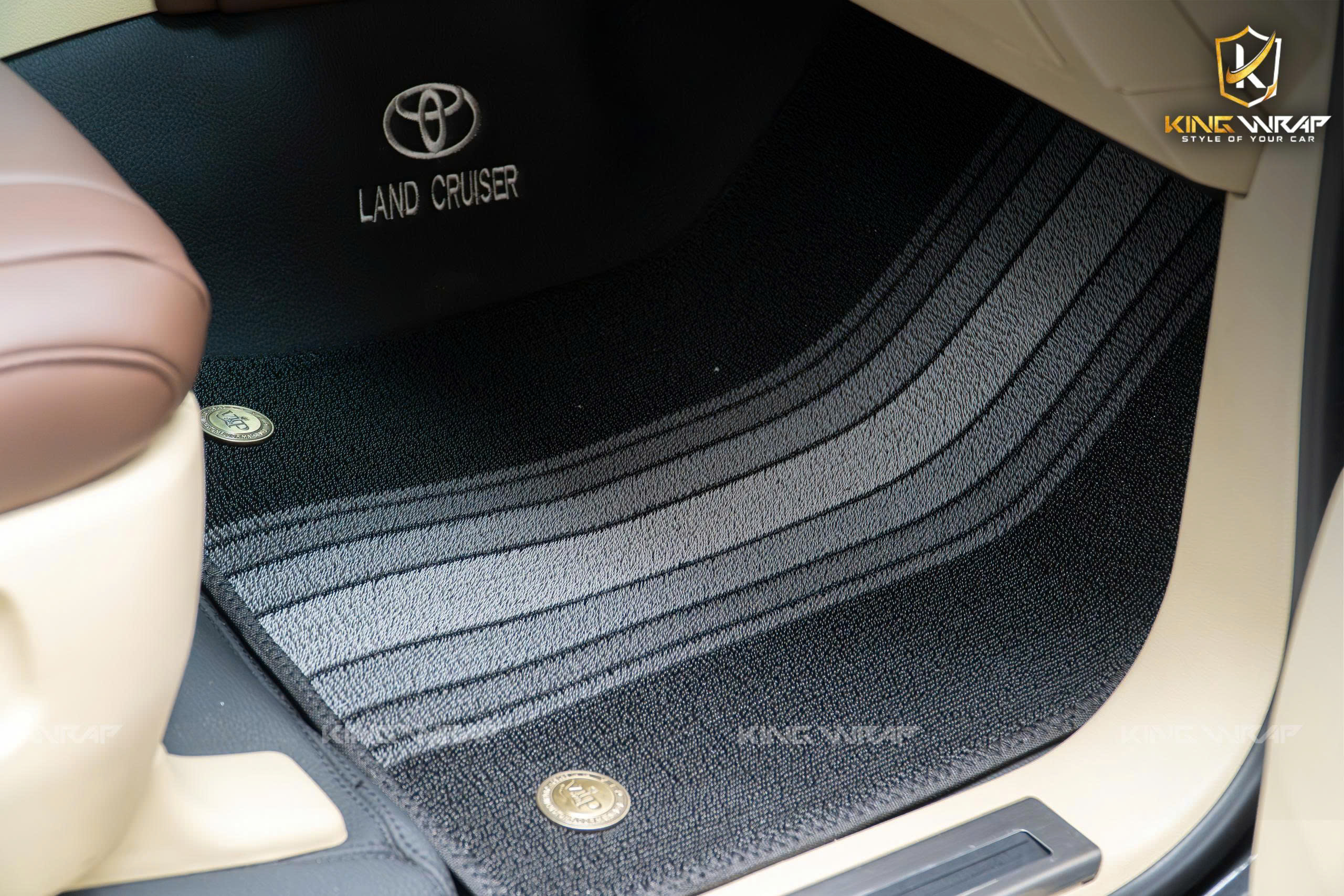 Bọc da bò Ý, thảm sàn Nappa xe Land Cruiser LC200 tại Hoàng Kim Phát
