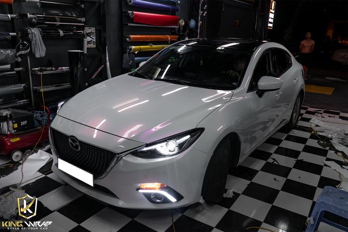 Dán decal đổi màu mazda 3 trắng sang trắng ánh tím