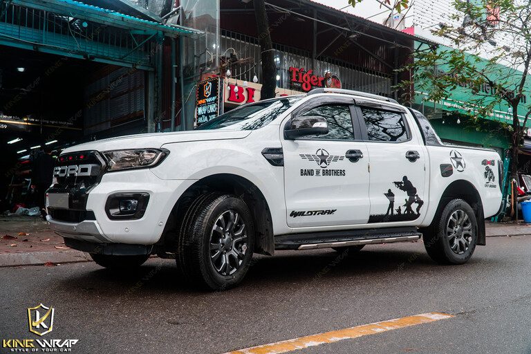 Ford Ranger dán tem xe oto phong cách quân đội