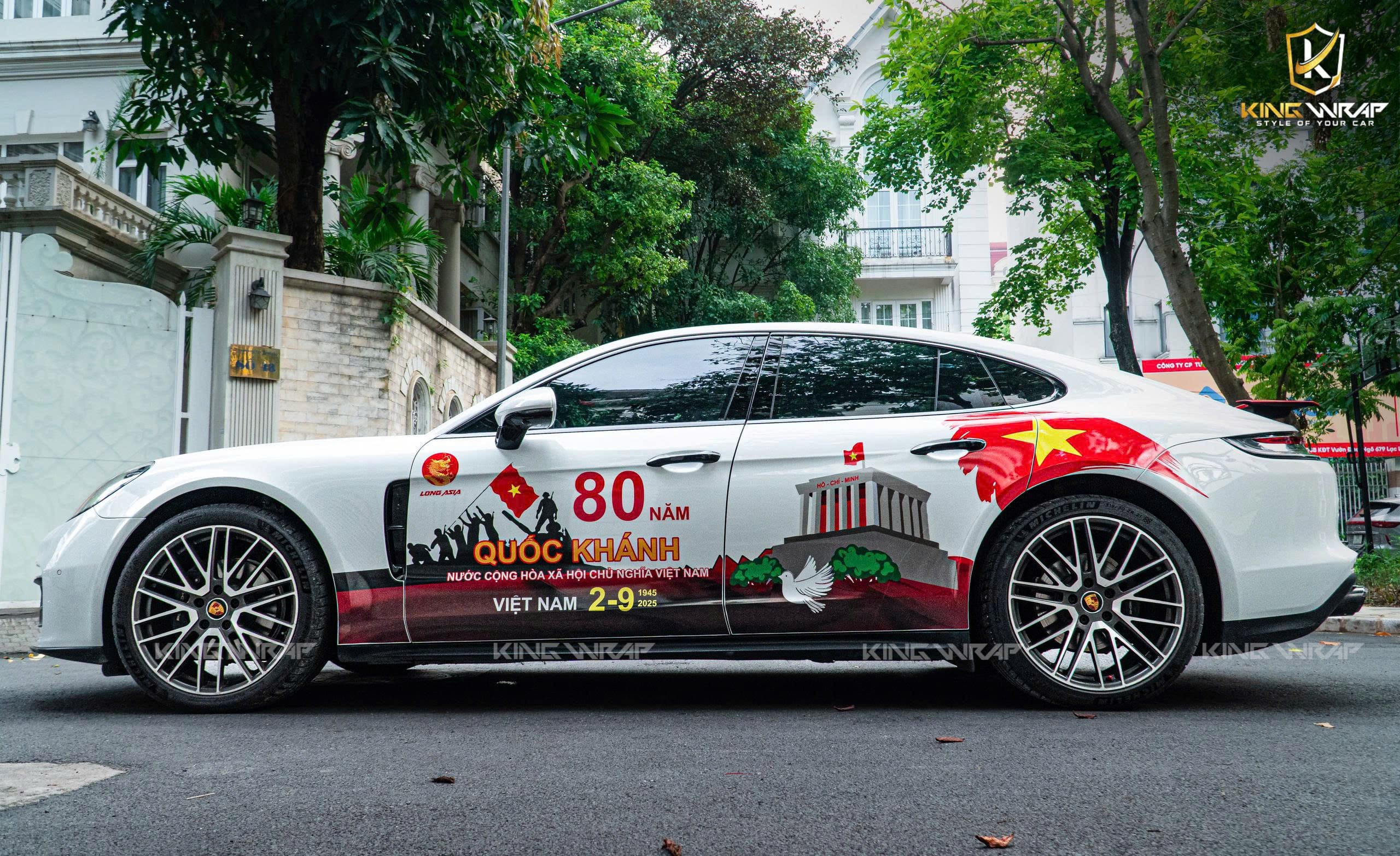 Porsche Panamera Dán Tem Mừng Đại Lễ 2/9