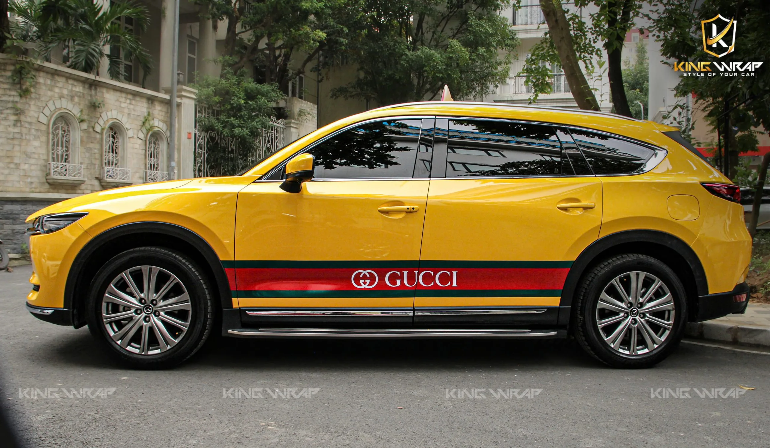Có nên dán decal xe ô tô không? Chủ xe cần biết trước khi quyết định